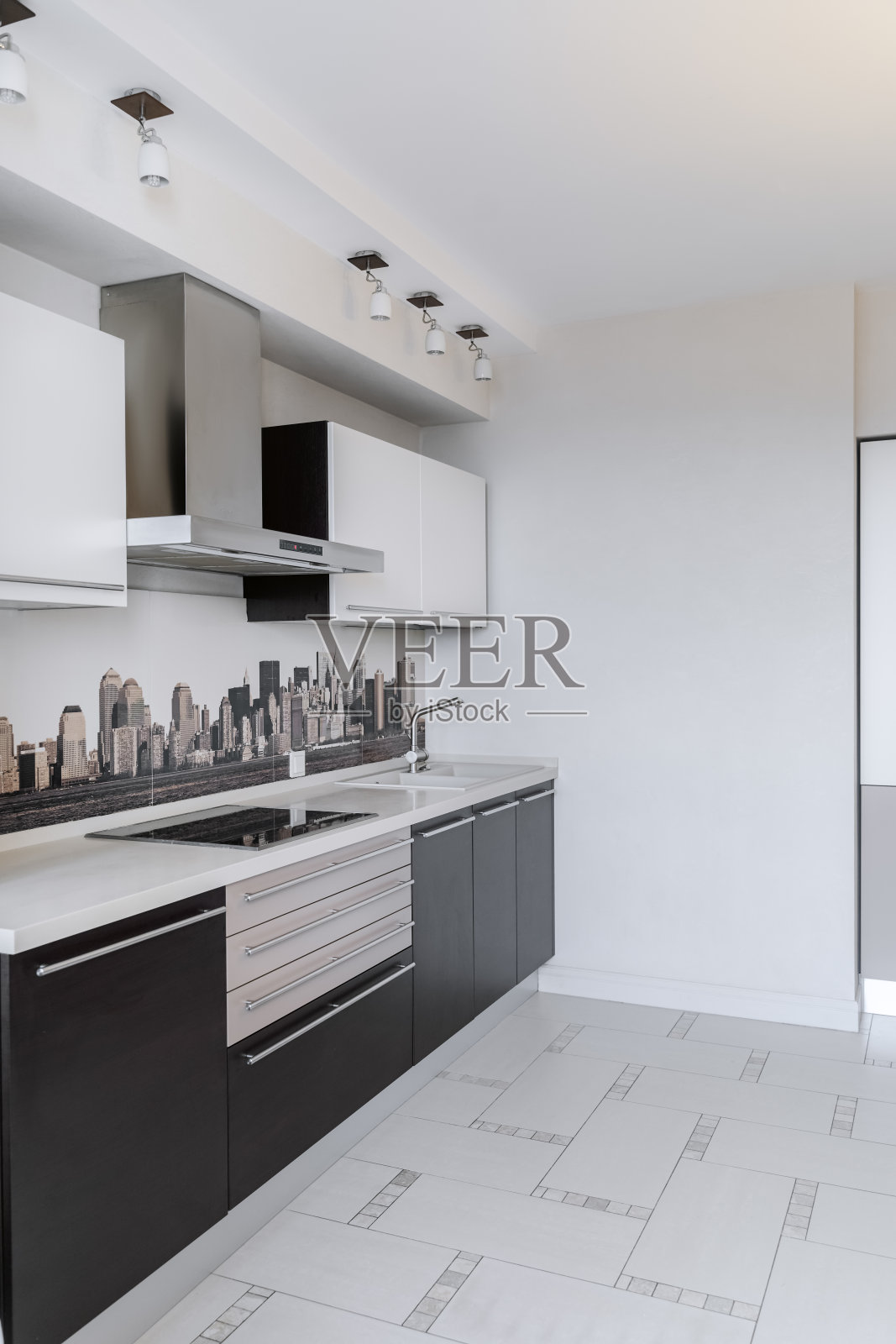 宽敞明亮的现代厨房，配有白色家具和电器照片摄影图片