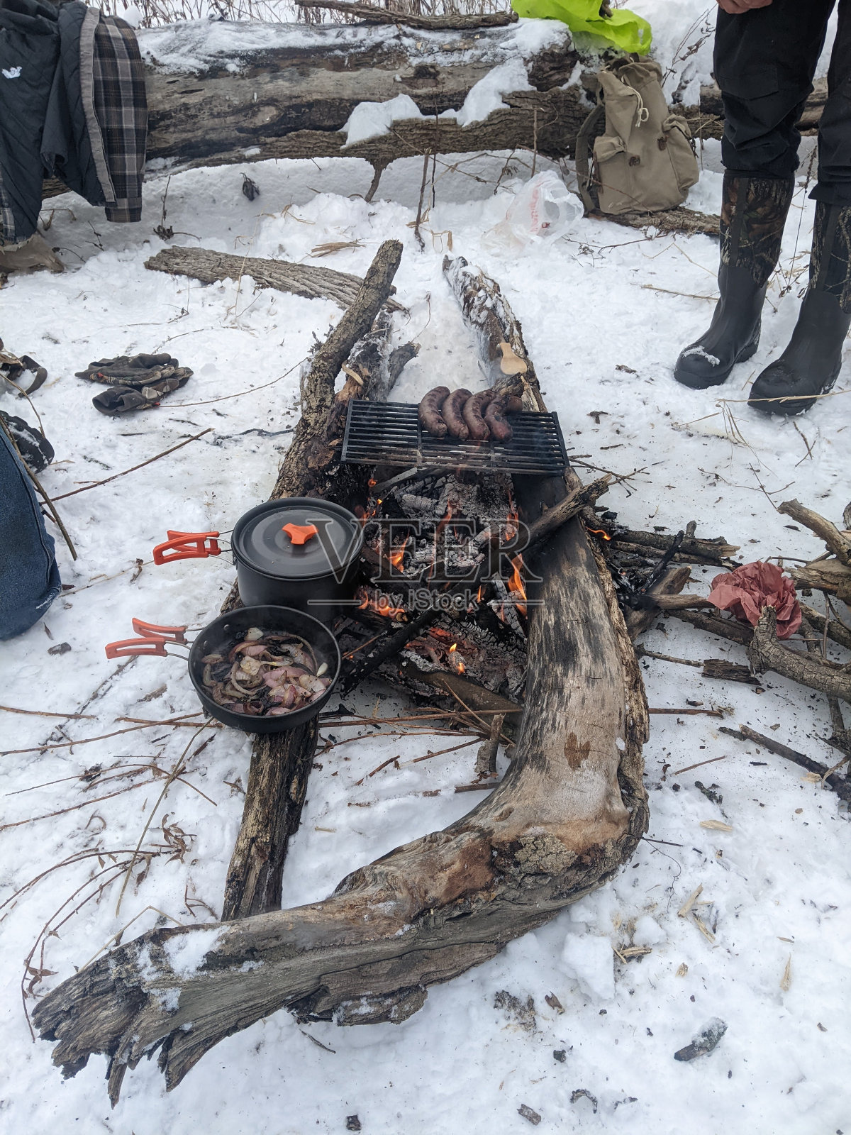 冬天在树林里用火做饭照片摄影图片