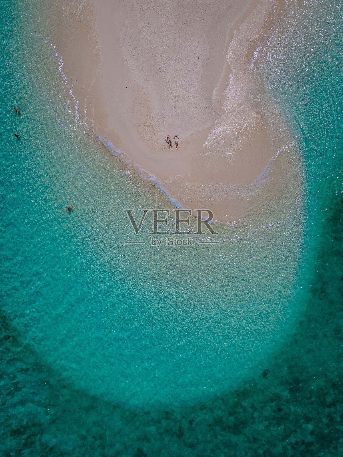 泰国南部的里佩岛，有着绿松石色的海洋和白色的沙滩照片摄影图片