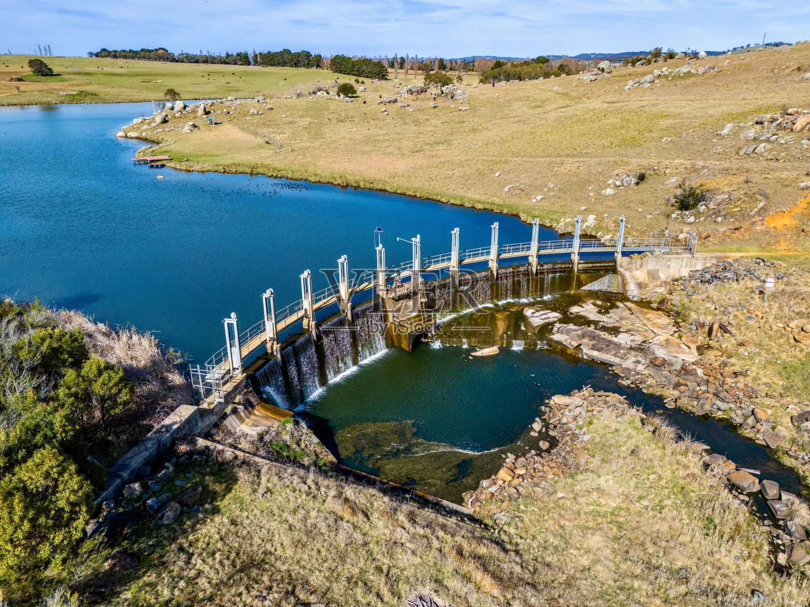 从平达里大坝鸟瞰图，新南威尔士州，澳大利亚在一个阳光明媚的日子照片摄影图片