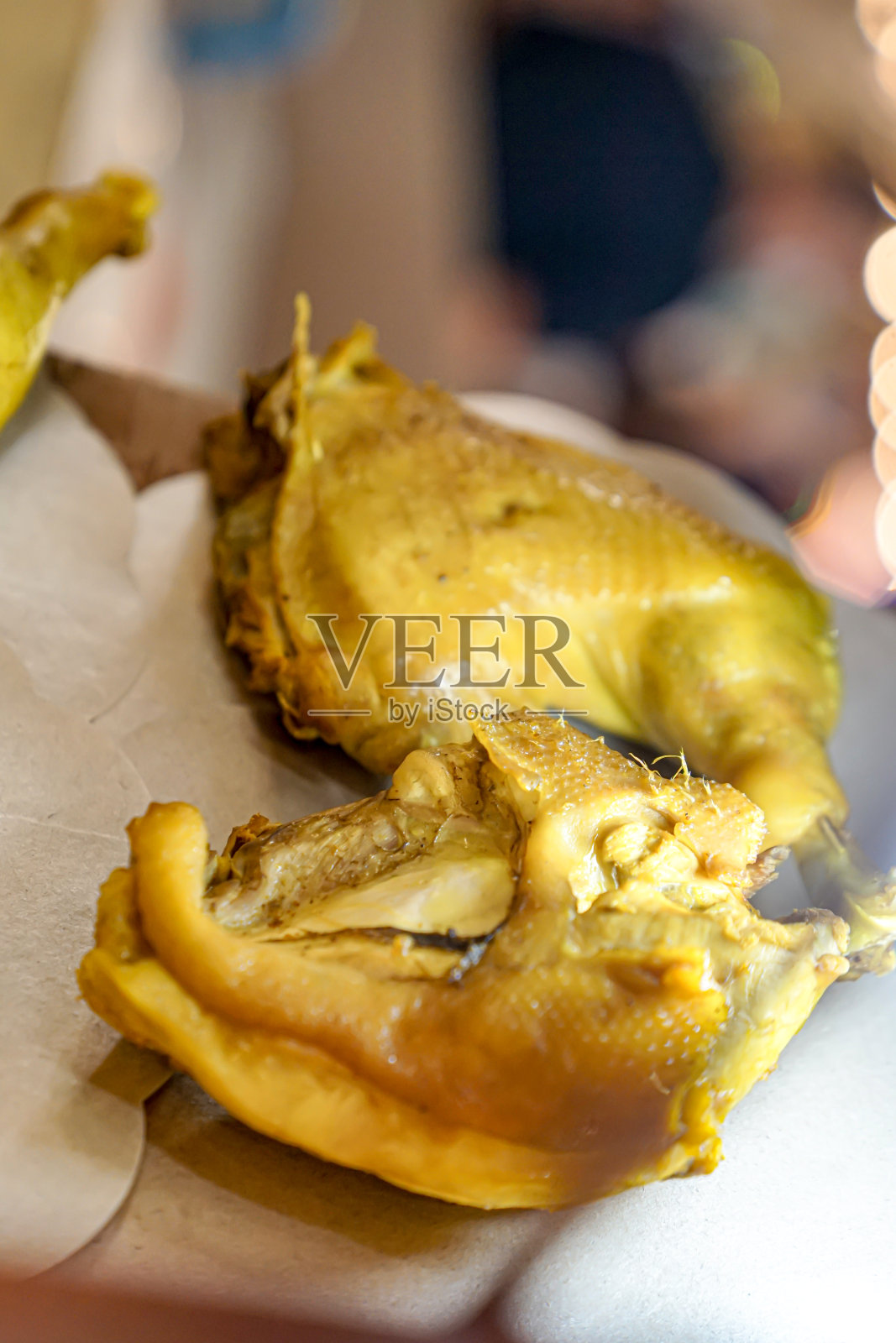 展示柜里准备煎的生鸡肉照片摄影图片