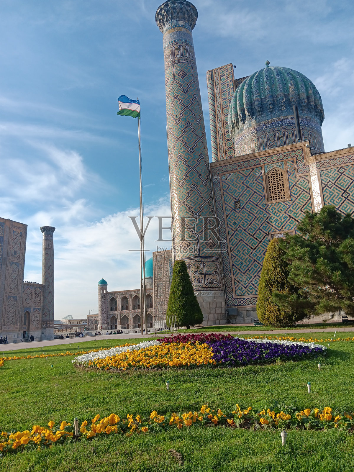 挂着国旗的雷吉斯坦广场照片摄影图片