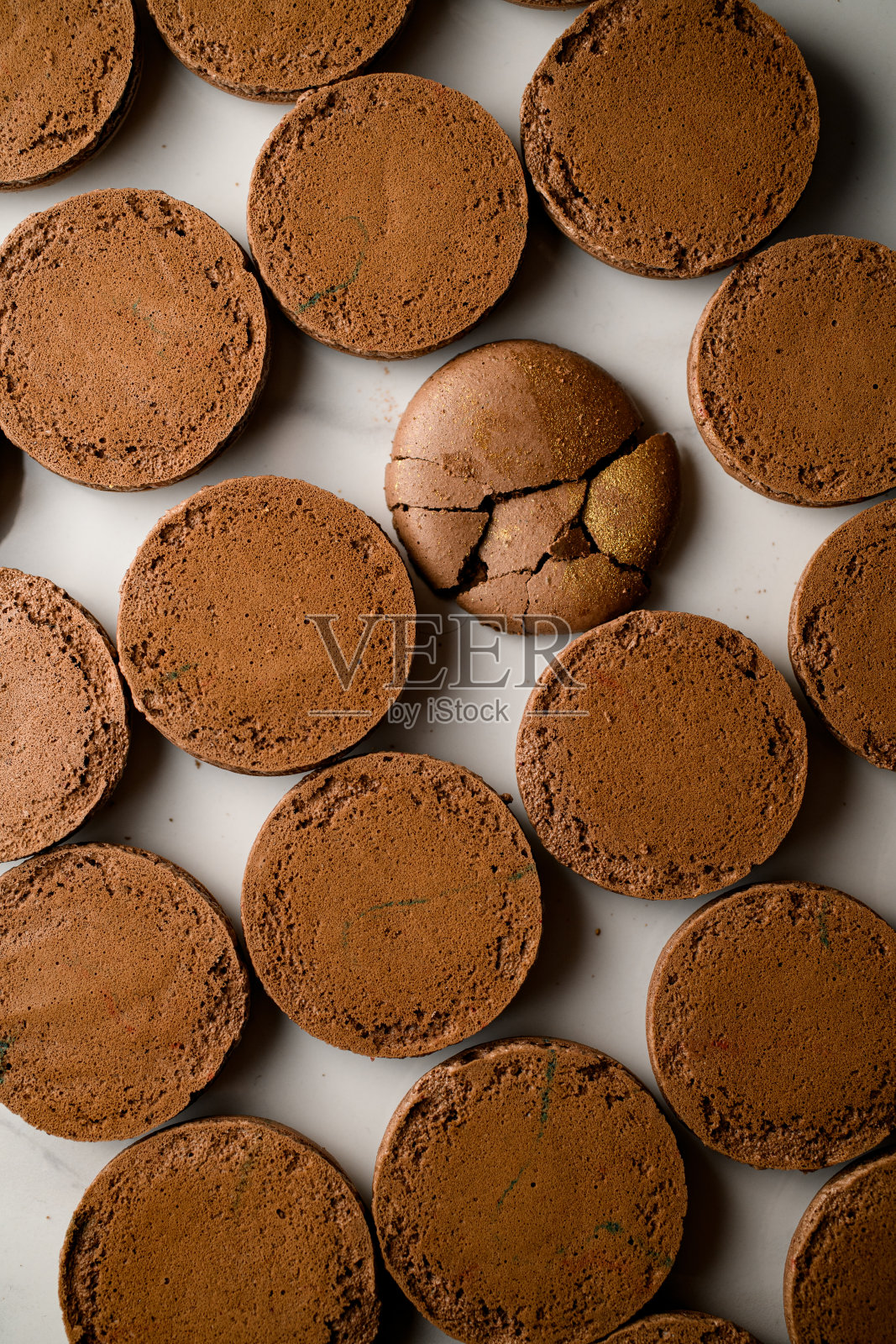 烤好的半块棕色杏仁饼整齐地排成几排照片摄影图片