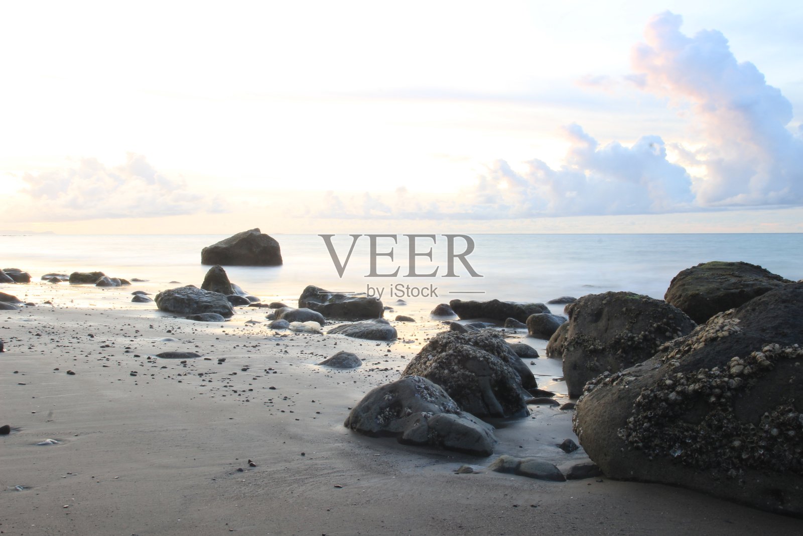 亚齐贝萨尔海滩上的岩石照片摄影图片