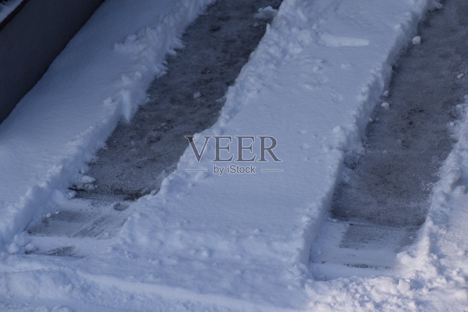 深雪中的足迹照片摄影图片