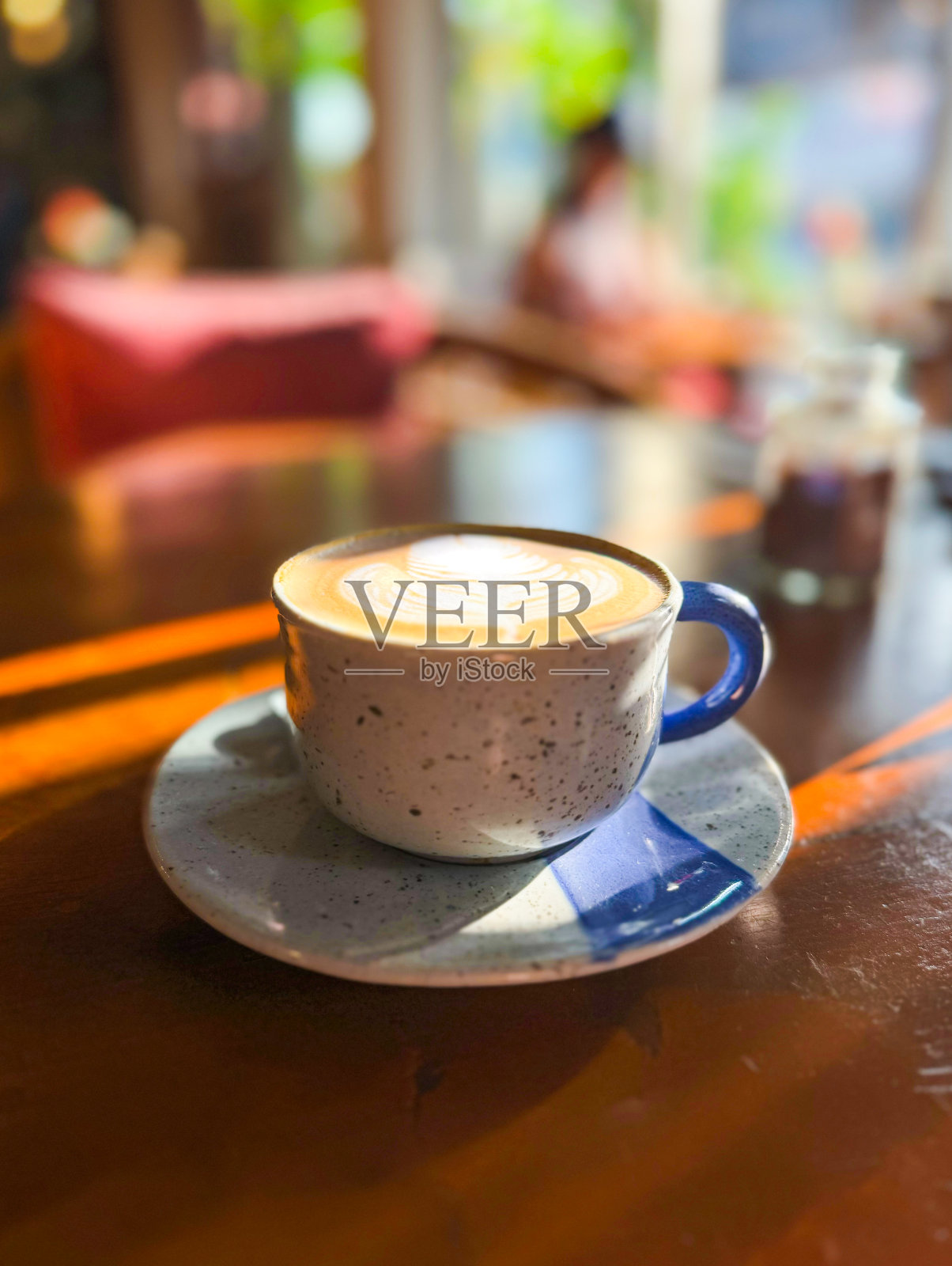 一杯温暖、放松的咖啡，在咖啡馆里享用，美丽的晨光透过窗户洒进来照片摄影图片