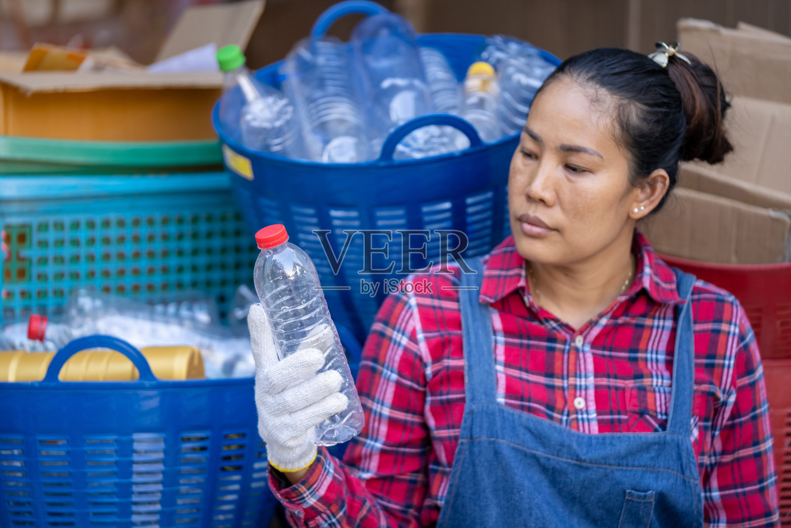 塑料瓶废弃物分类回收处理，减少生态环境。照片摄影图片