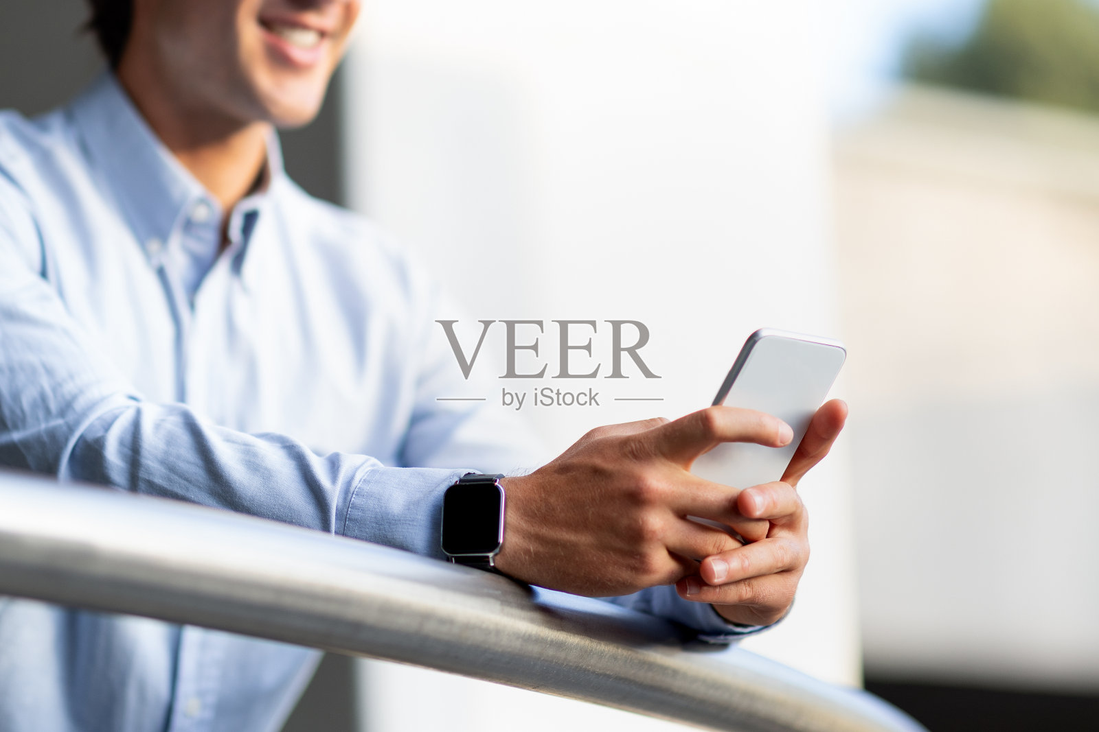 年轻的商人使用电话，复制空间的裁剪照片摄影图片