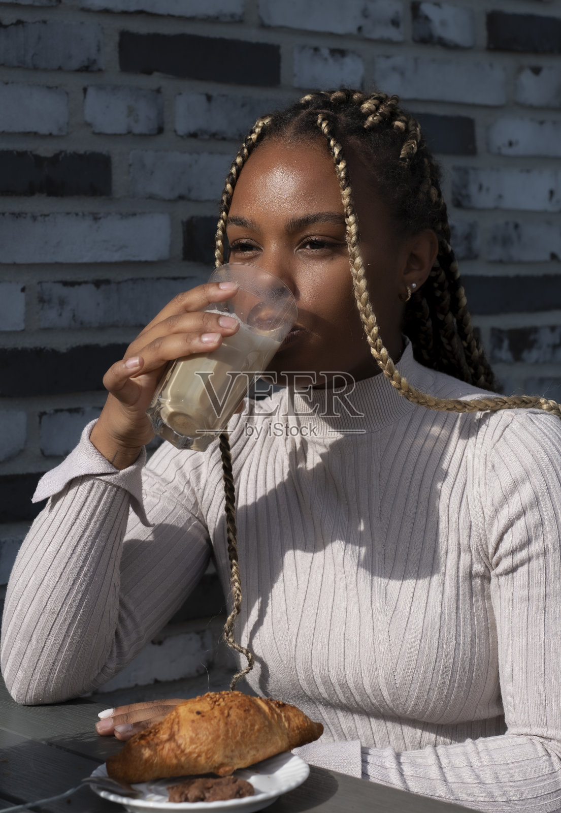 年轻漂亮的女人在咖啡馆喝咖啡照片摄影图片