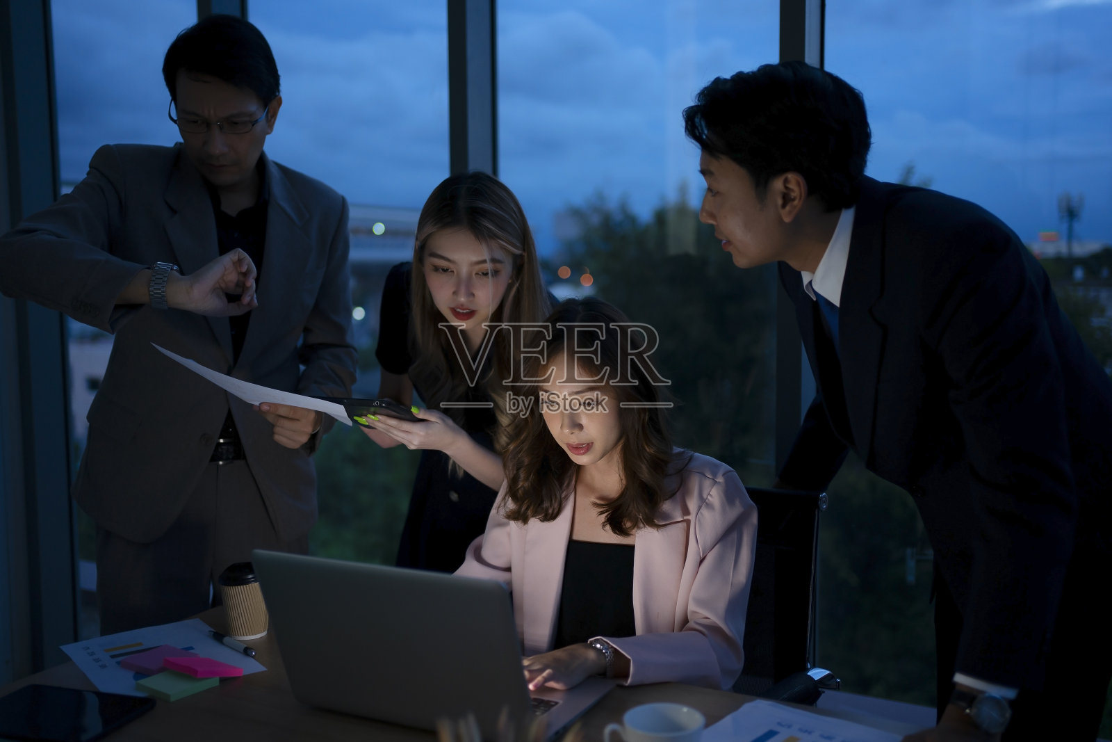 工作到很晚的白领。照片摄影图片