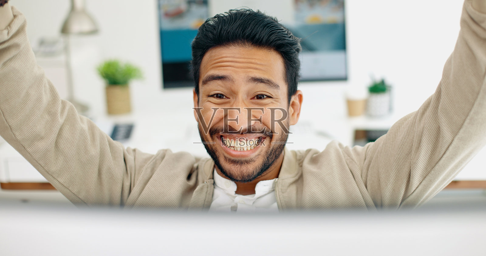 商人，赢家和电脑的成功，庆祝和营销销售或项目成就。专业的亚洲人与欢呼，兴奋，是的，阅读电子邮件或新闻在办公室的桌面照片摄影图片