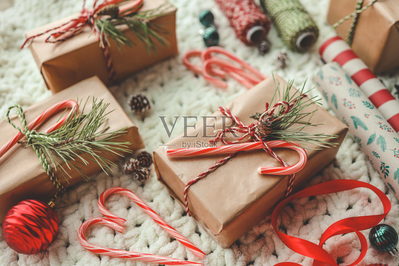 圣诞礼物和包装纸顶视图照片摄影图片