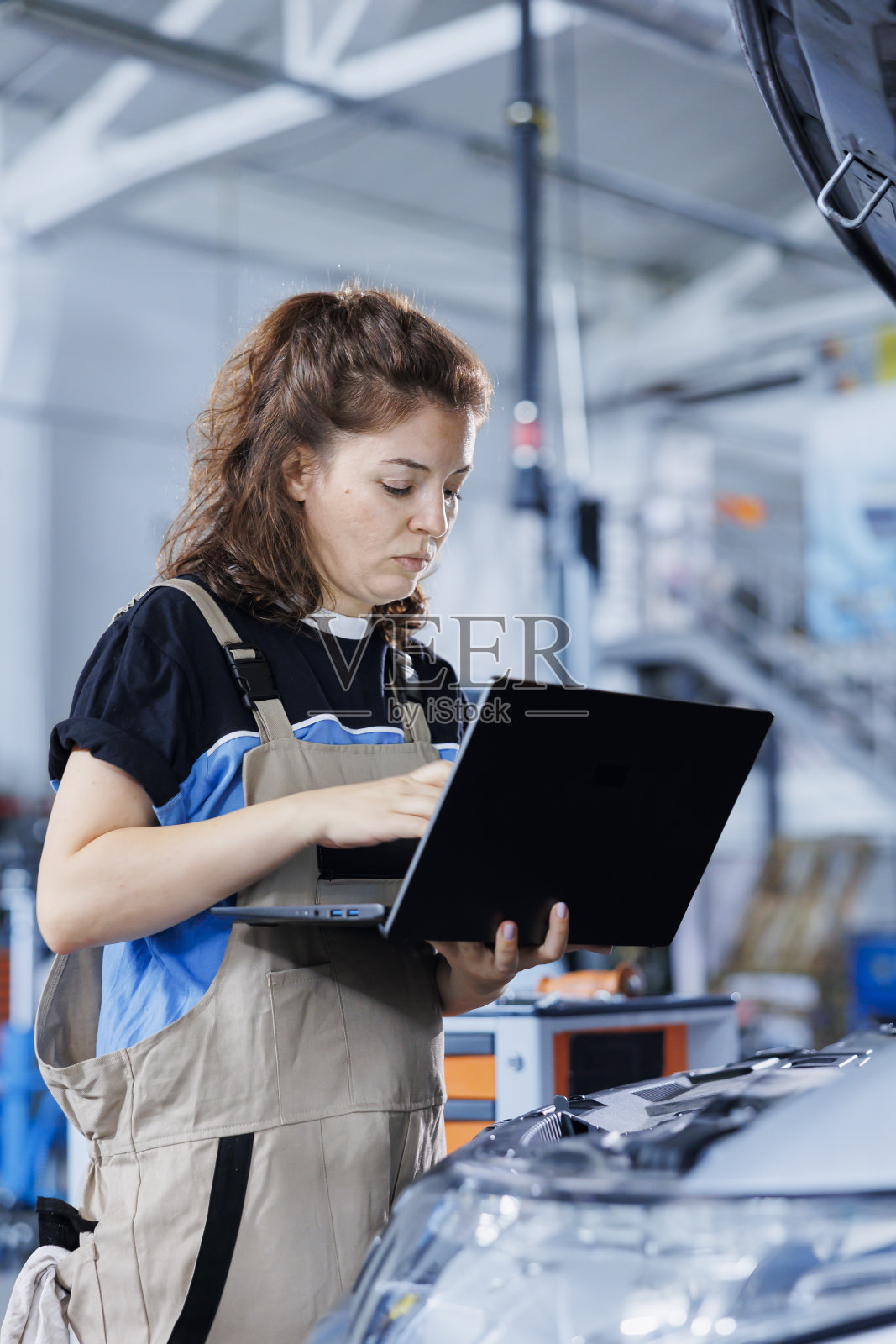 车库维修人员订购新的汽车轮胎照片摄影图片