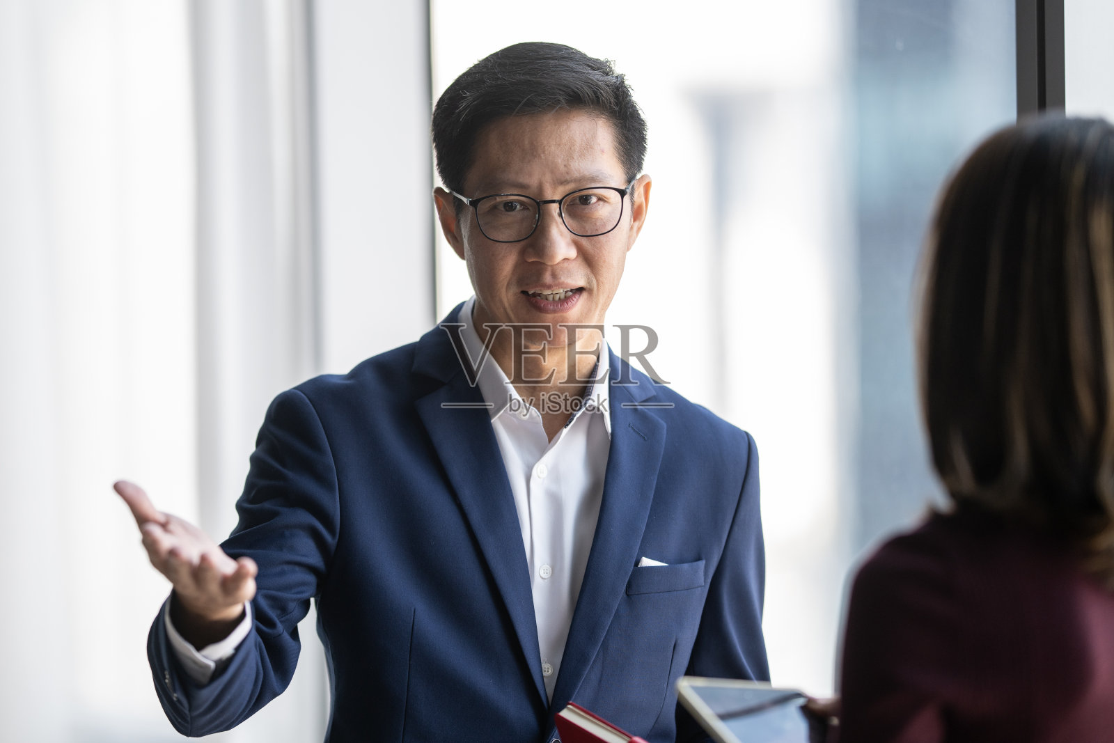 中国男商人与女同事交谈照片摄影图片