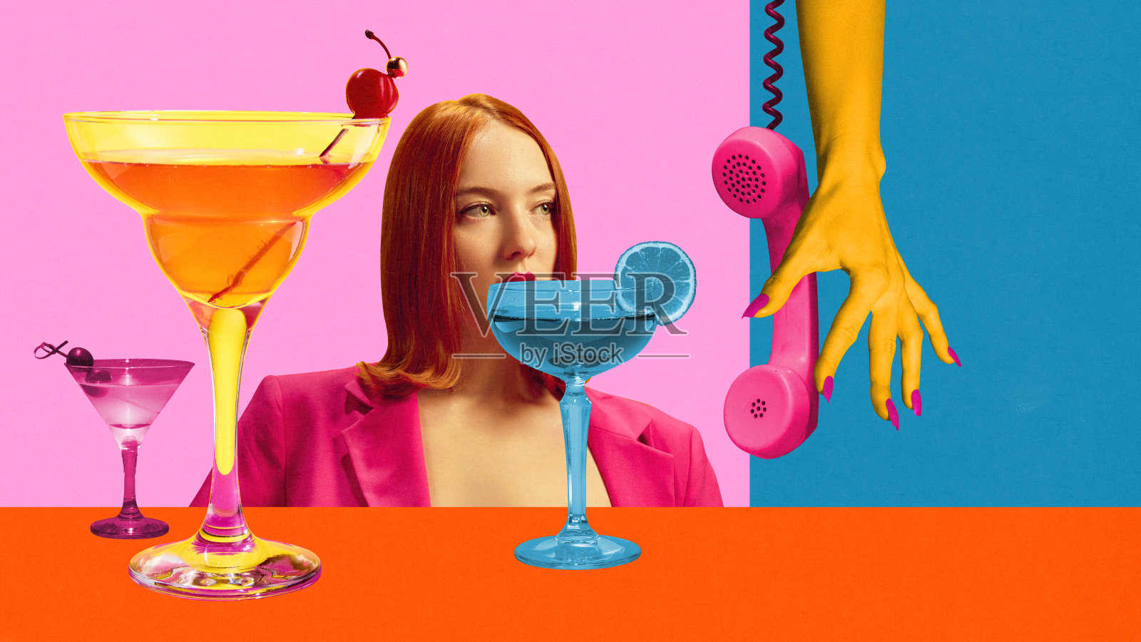 年轻的红发女孩在五颜六色的背景下品尝美味的酸甜鸡尾酒。当代艺术拼贴。海报照片摄影图片