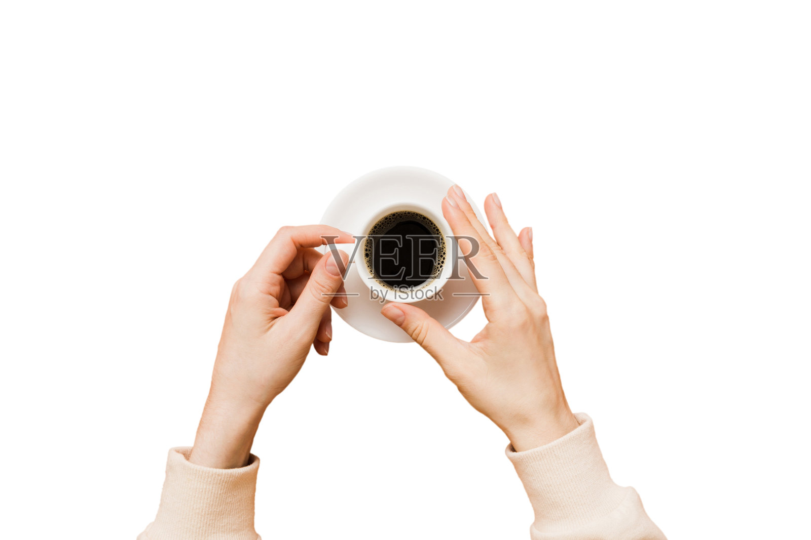 极简风格的女人手拿着一杯彩色背景的咖啡。平躺，俯视图卡布奇诺杯。空白的地方文字，复制空间。咖啡上瘾。俯视图，平铺照片摄影图片