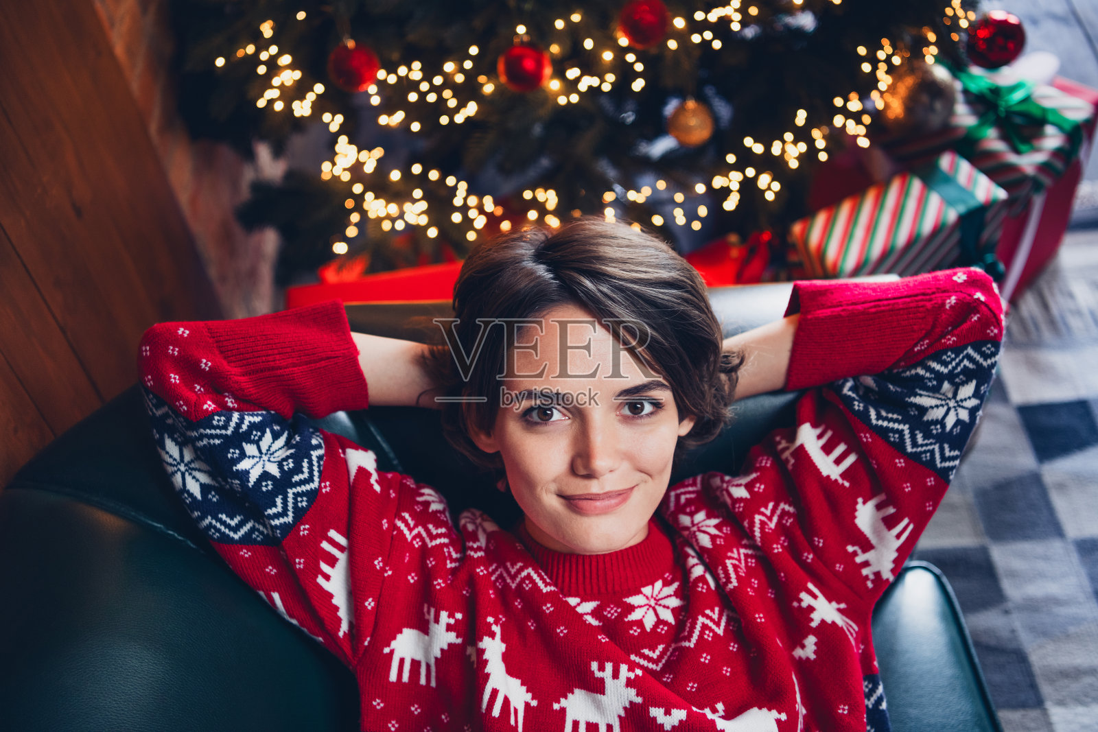 迷人的梦想年轻女孩的照片看起来摄影师摆姿势甜美的女士小睡舒适的气氛圣诞派对气氛躺在室内沙发照片摄影图片