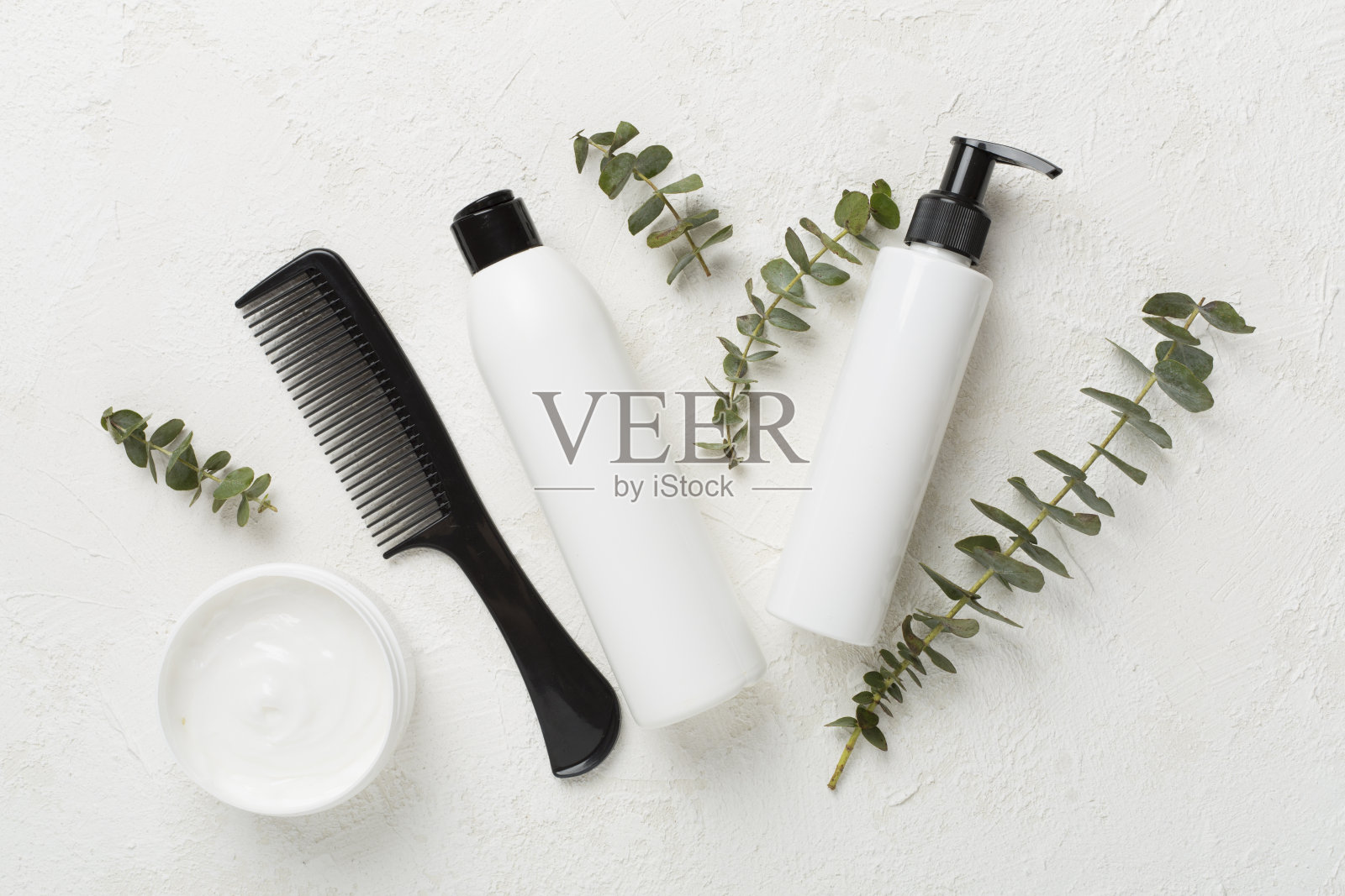 专业护发产品，梳在混凝土背景上，俯视图照片摄影图片