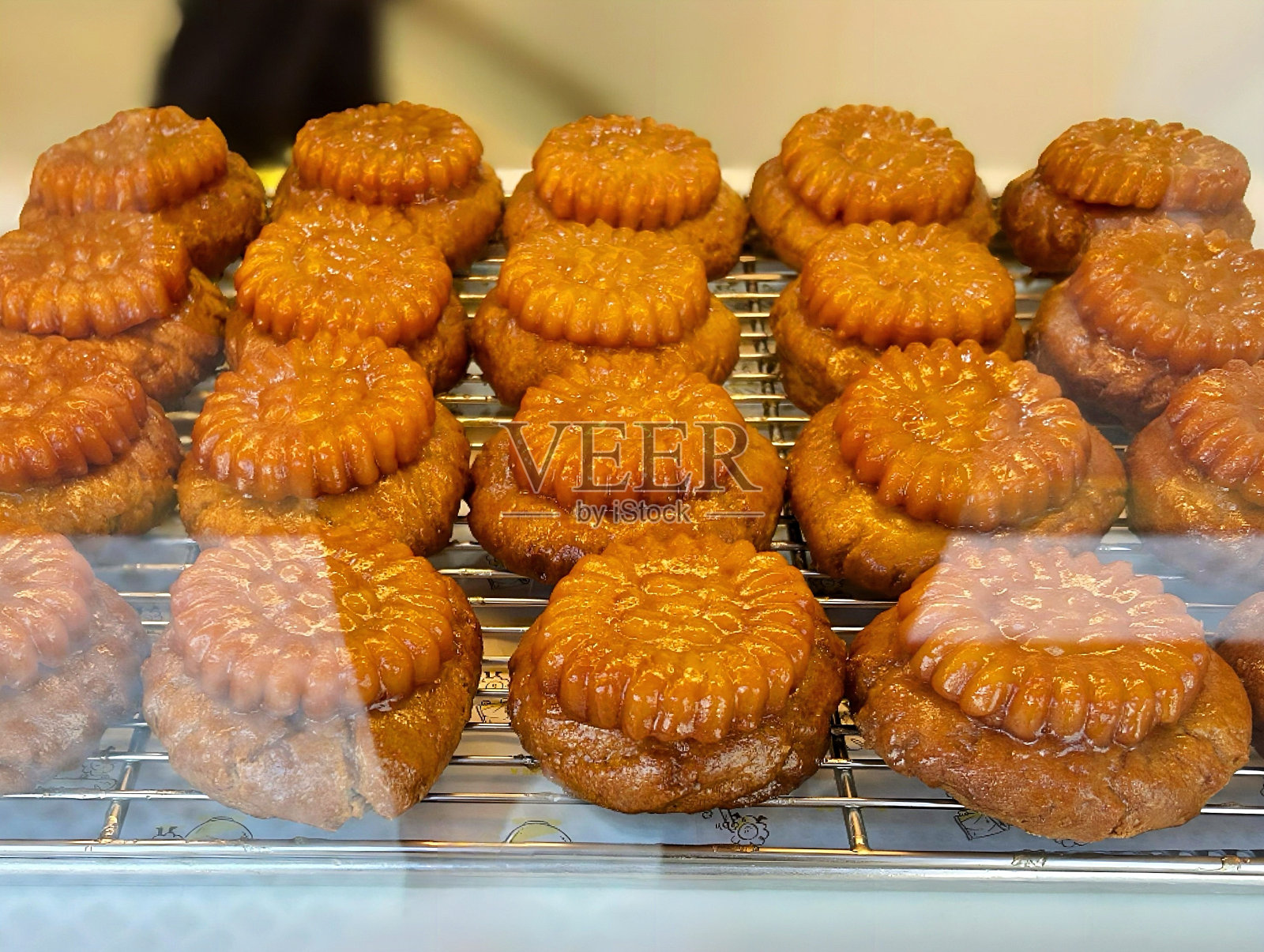 在面包店展示的玉果饼干。照片摄影图片