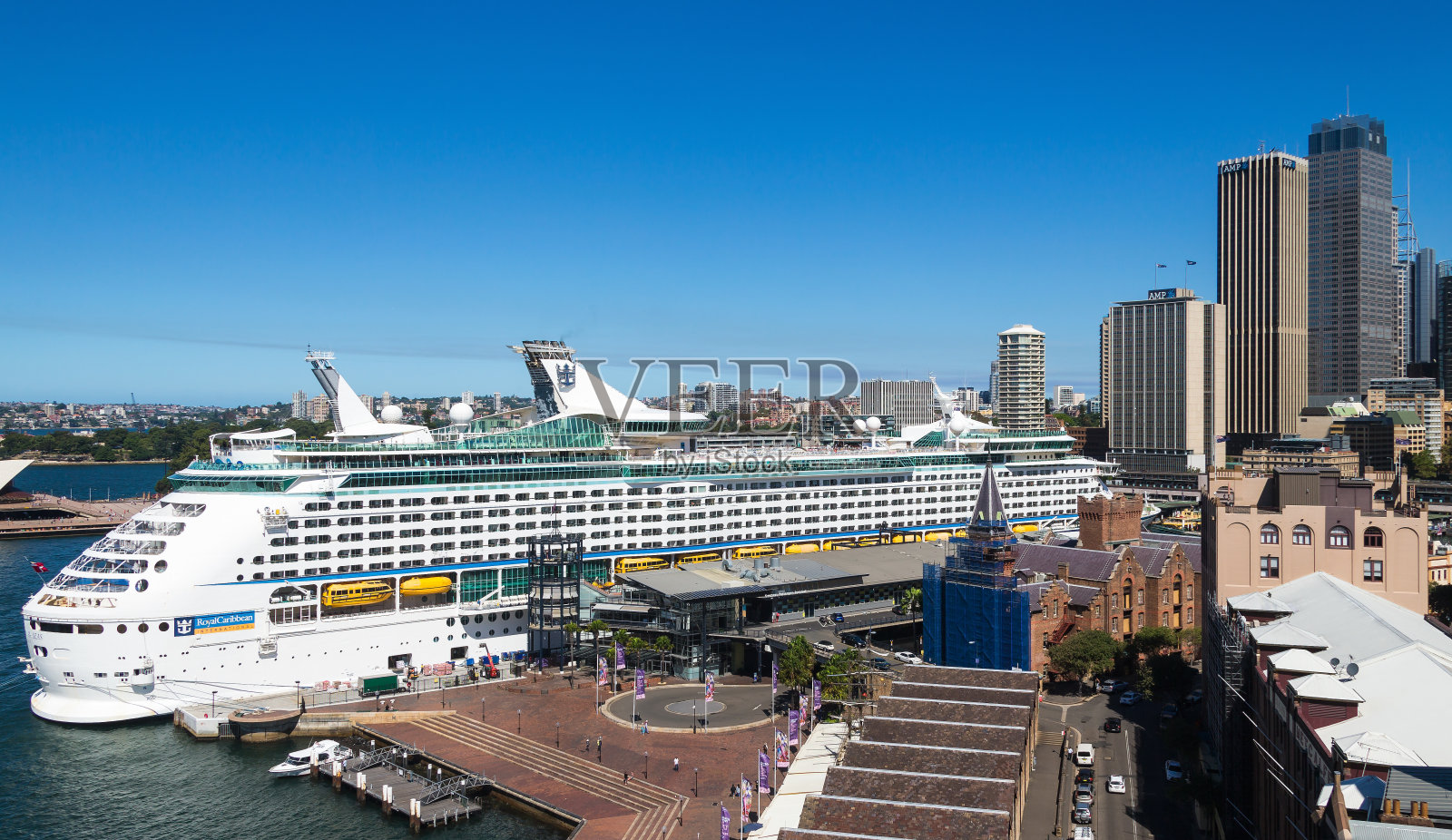 皇家加勒比国际客轮停靠在环形码头。照片摄影图片