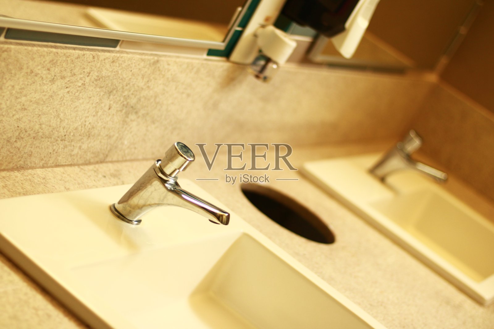 白色水槽龙头照片摄影图片