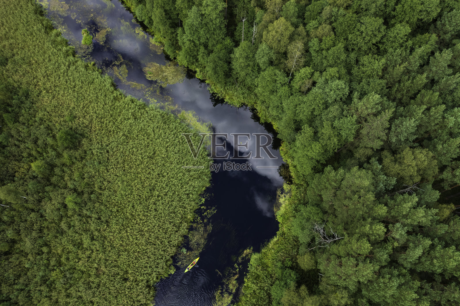 在蜿蜒的小河上划皮艇的游客(鸟瞰图)照片摄影图片