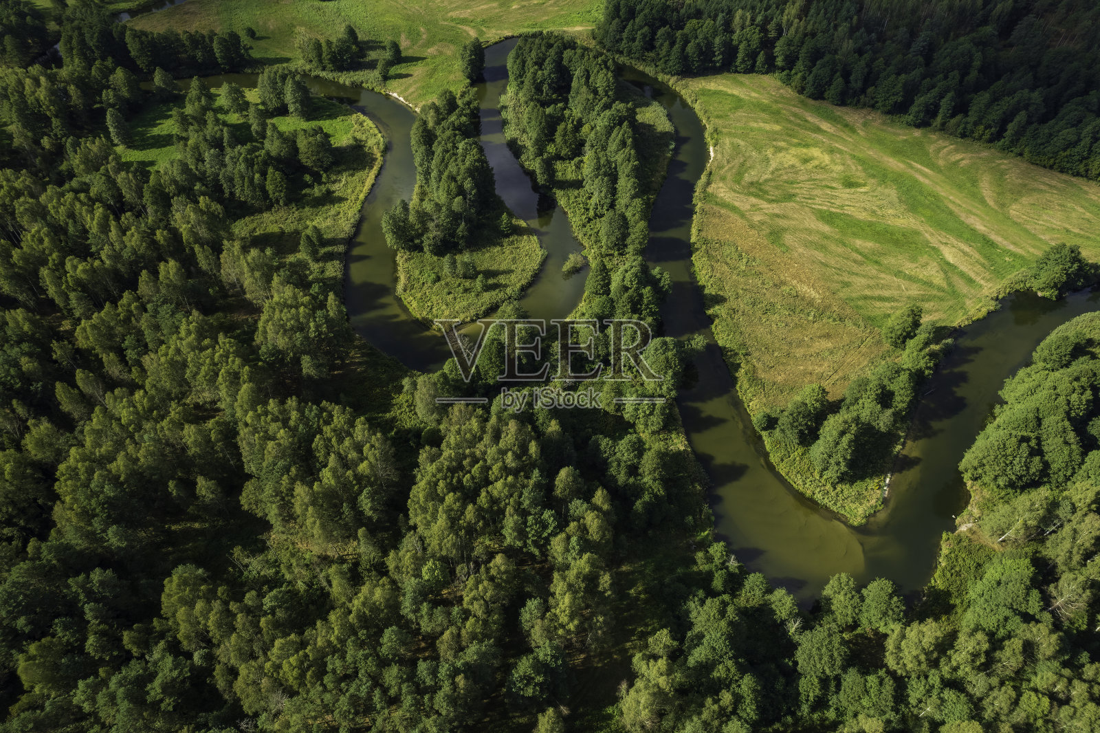 风景优美，小河蜿蜒(鸟瞰图)照片摄影图片