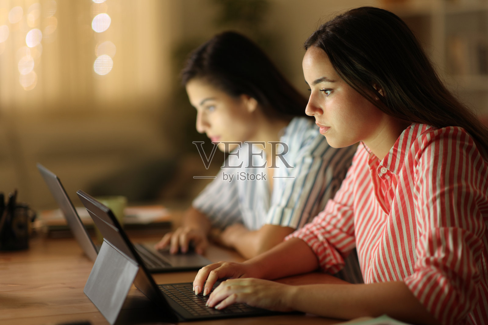 远程工作者晚上在家工作照片摄影图片