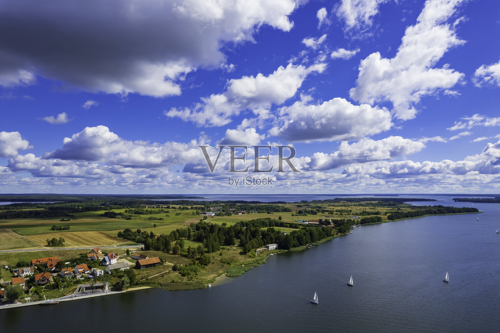 马苏里亚小湖边村庄米科拉基的全景照片摄影图片