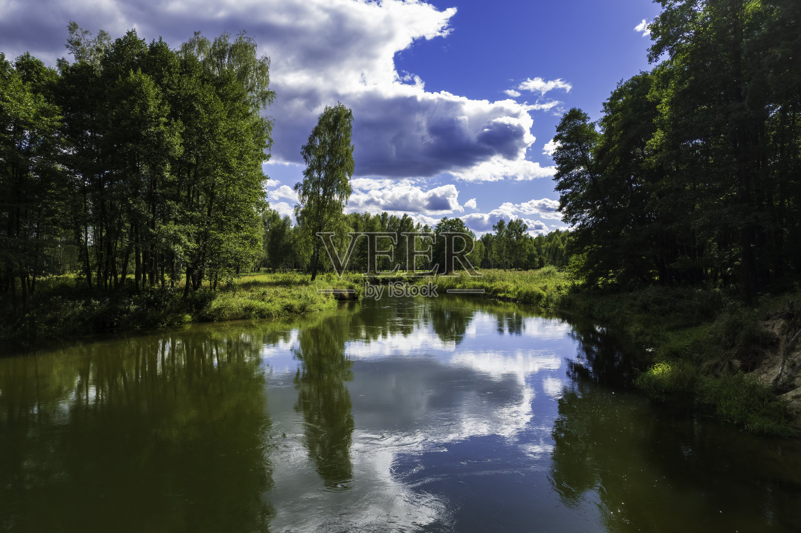 风景优美，小河蜿蜒(鸟瞰图)照片摄影图片