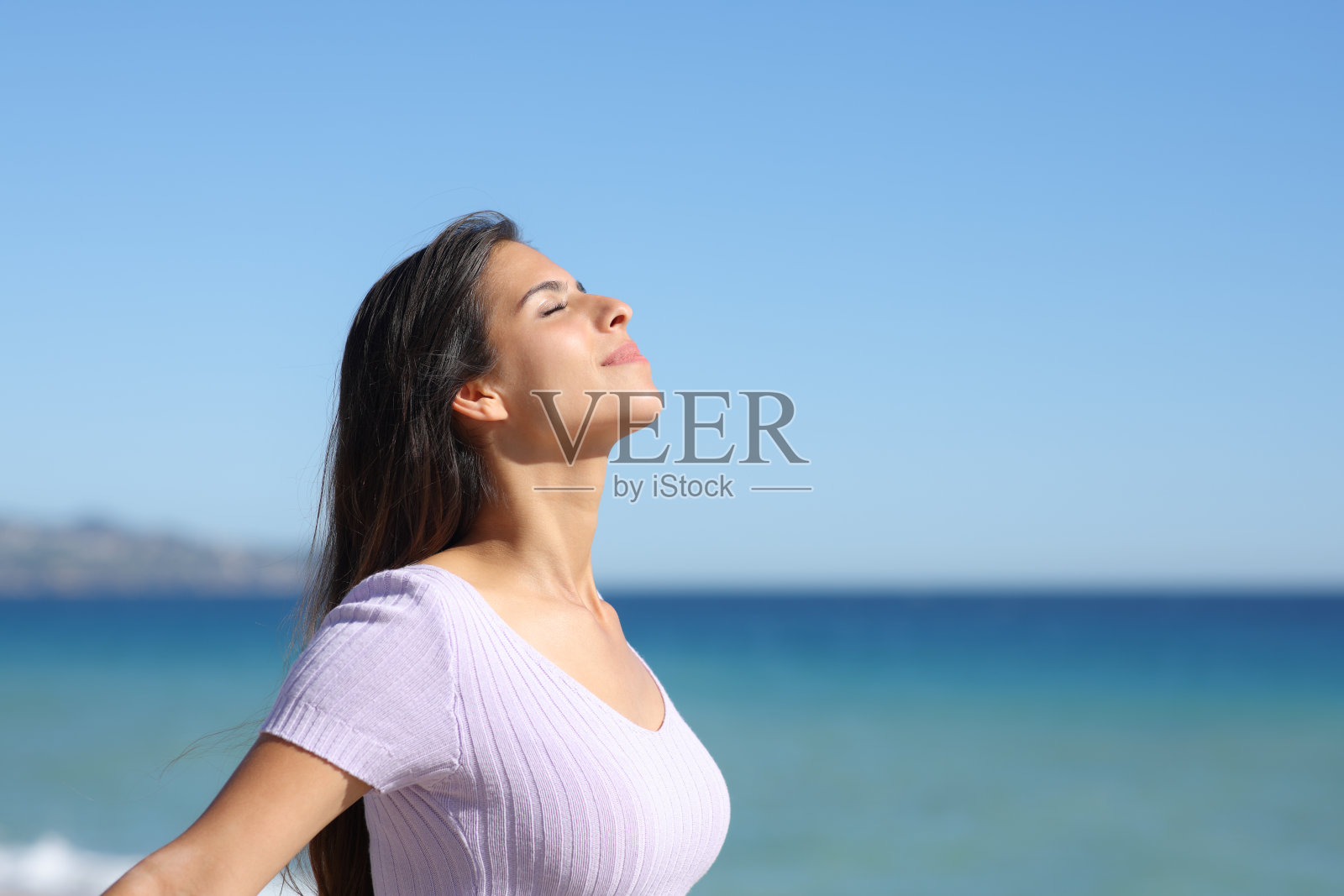 随意的女人在海滩上呼吸和放松照片摄影图片