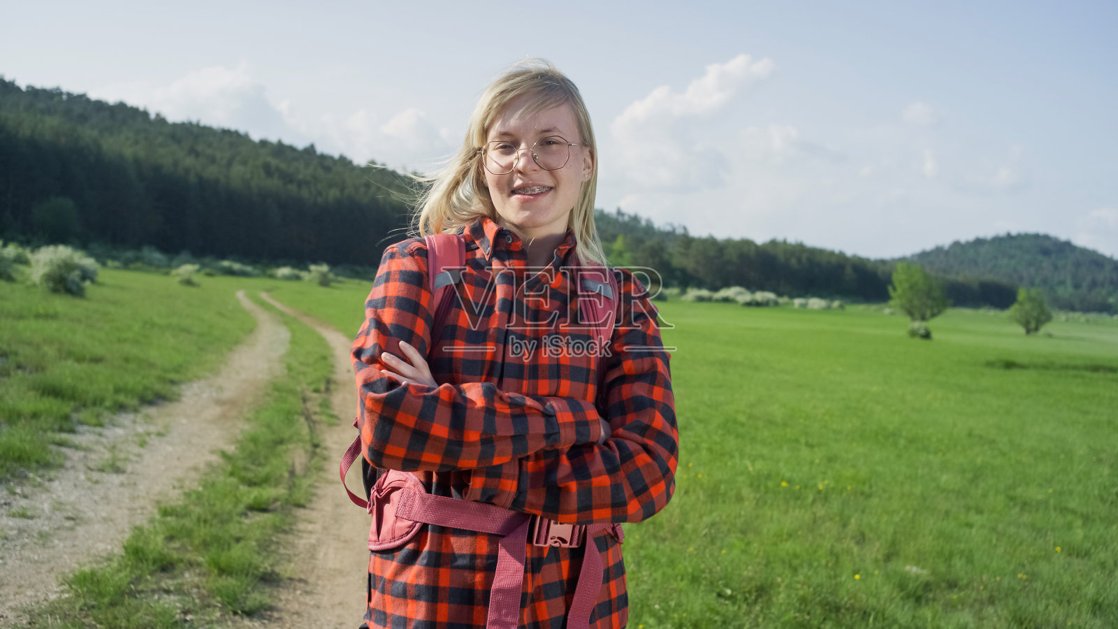 一个徒步旅行的女孩在大自然的肖像照片摄影图片