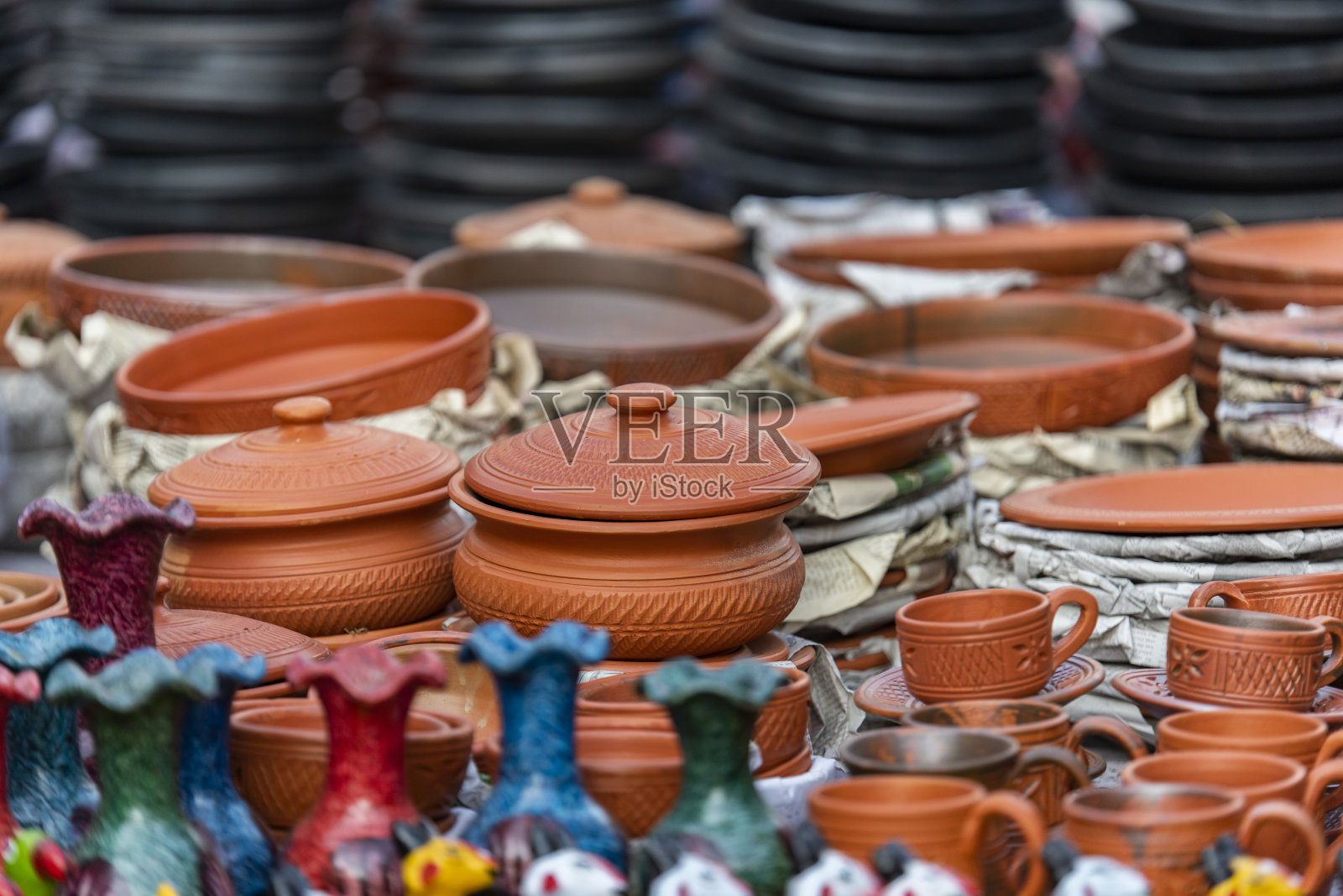 在孟加拉国吉大港举行的传统集市上，各种陶器产品被称为Jobbarer Boli Khela照片摄影图片