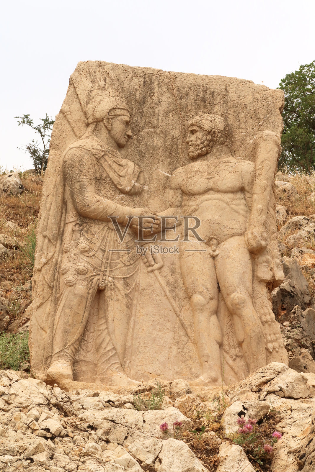 浮雕描绘了米特拉达梯国王、康马吉尼的安条克一世和赫拉克勒斯在靠近土耳其阿迪亚曼的尼法厄斯河上亚美尼亚古遗址的第三遗址握手照片摄影图片