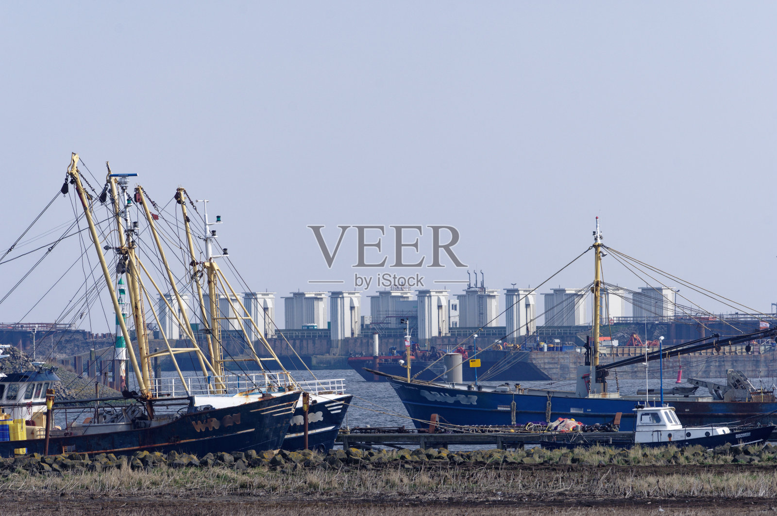 荷兰北部登奥弗镇的船只和风景。照片摄影图片