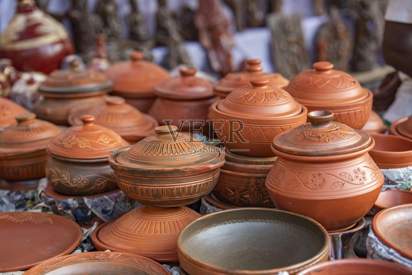 在孟加拉国吉大港举行的传统集市上，各种陶器产品被称为Jobbarer Boli Khela照片摄影图片