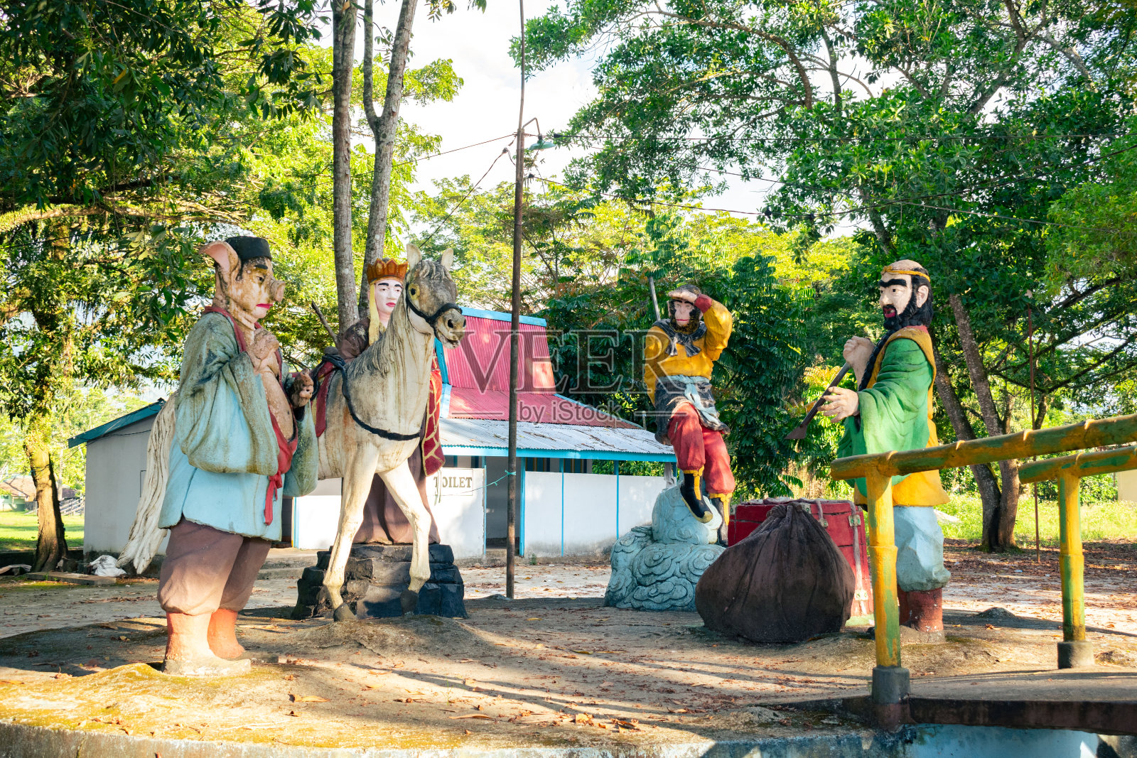 佛寺内的孙悟空雕像。照片摄影图片