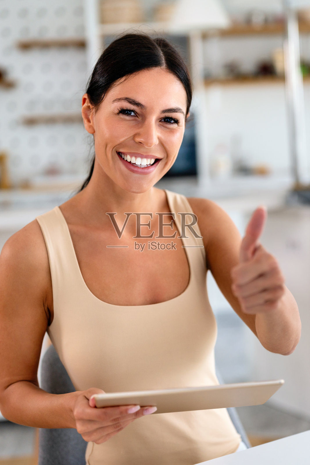 年轻漂亮的女人用电脑查看社交媒体，工作或阅读电子邮件。照片摄影图片