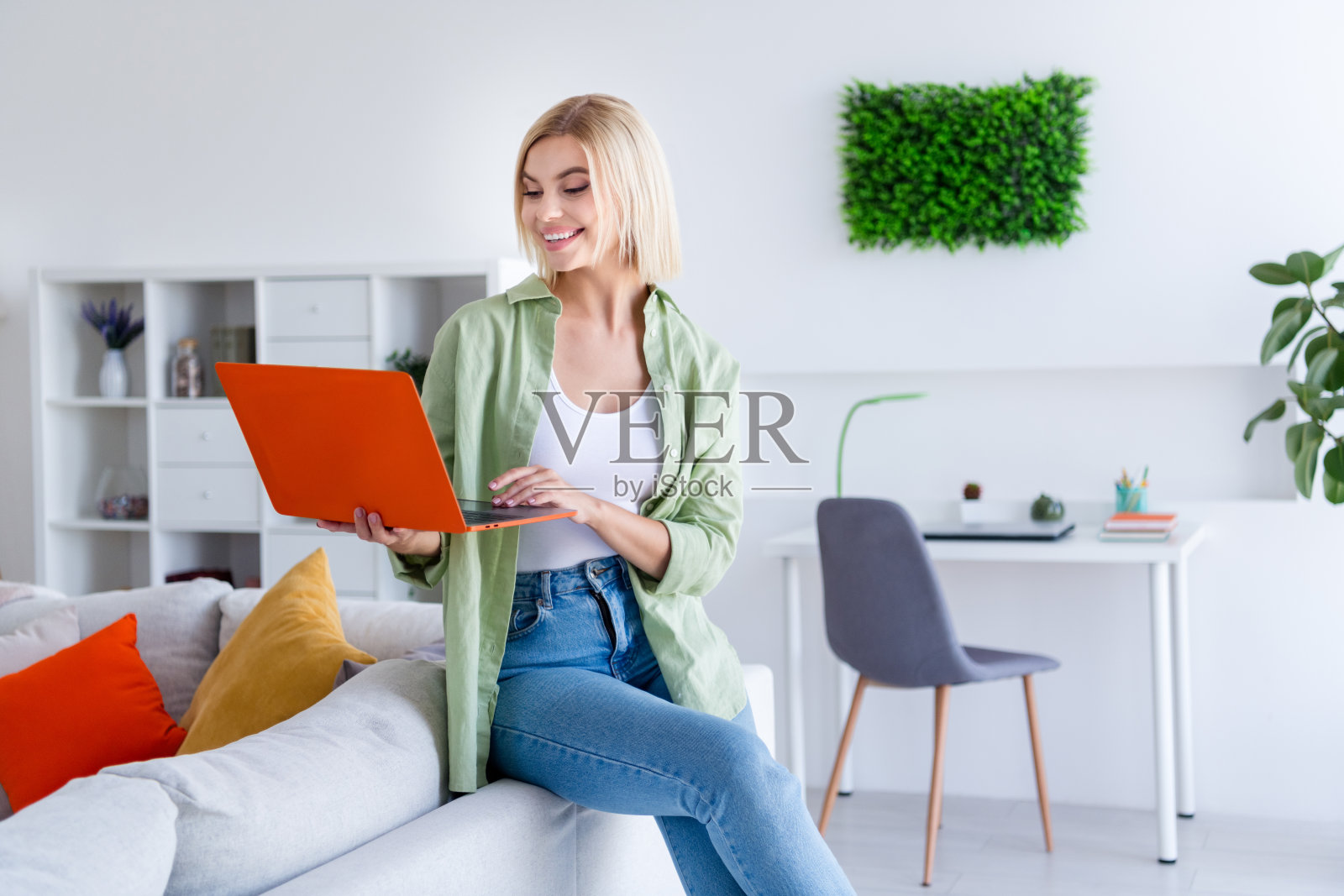 可爱迷人的美女hr招聘人员在室内聊天发短信同事合作伙伴候选人的照片照片摄影图片