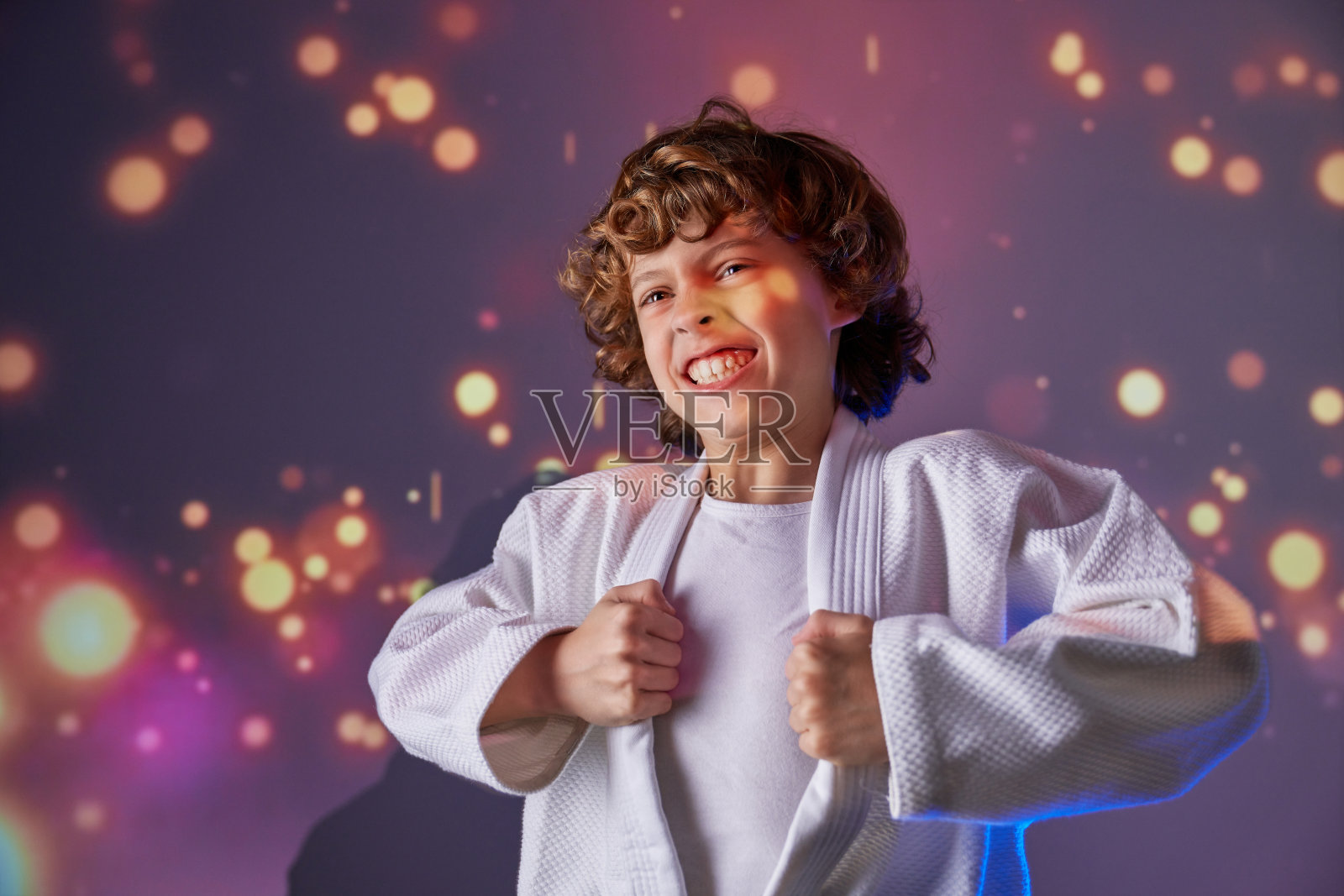 穿着和服练习柔道的武林男孩照片摄影图片