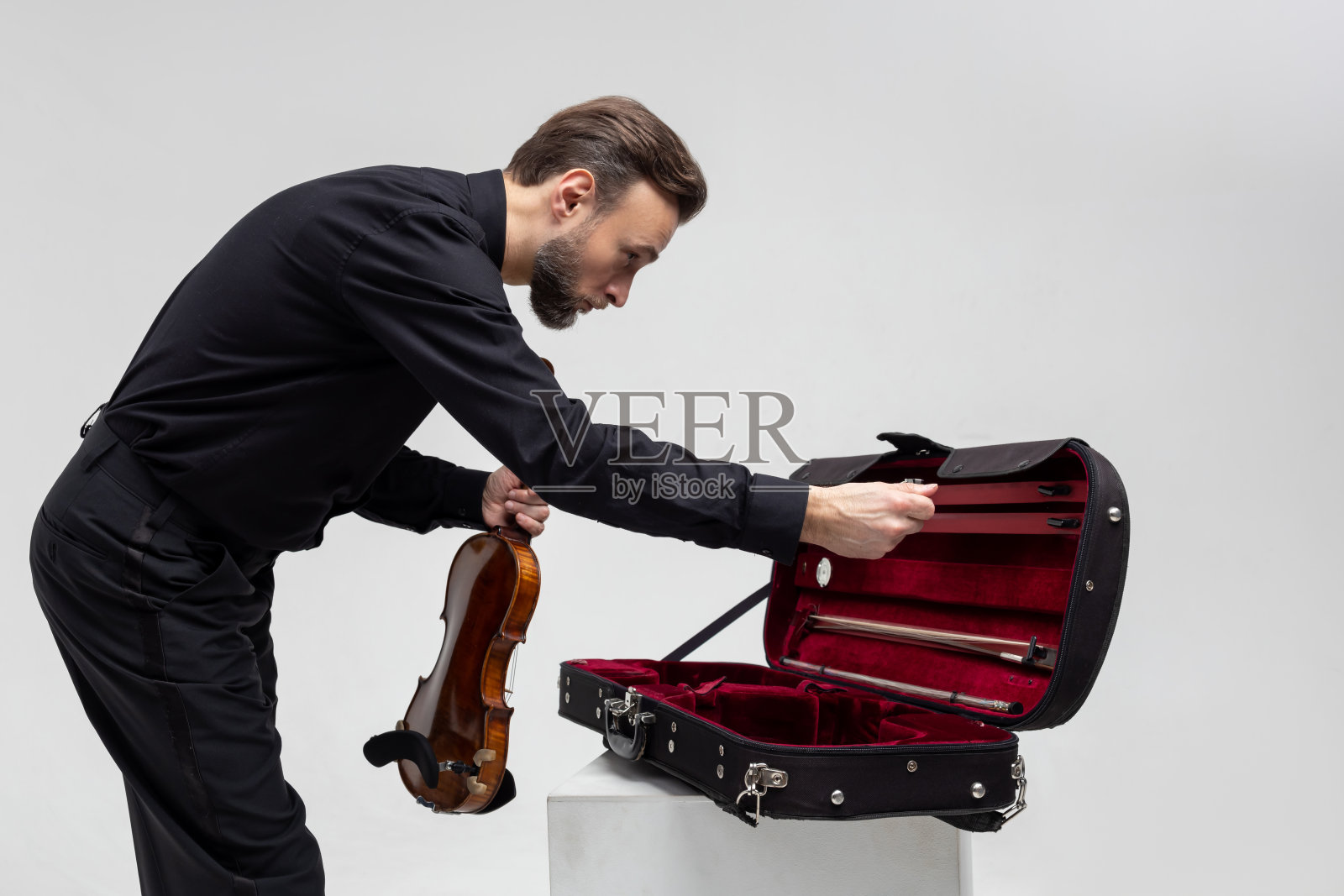 中提琴手带着乐器以防万一照片摄影图片