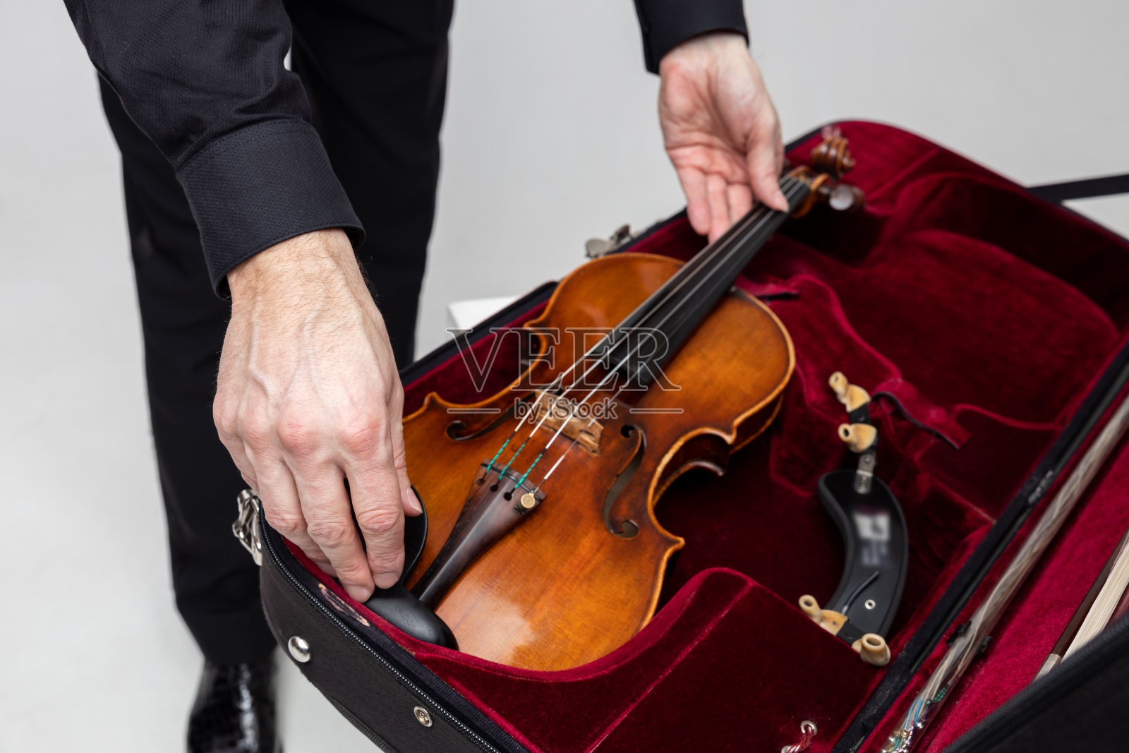 不知名的中提琴手带着乐器以防万一照片摄影图片