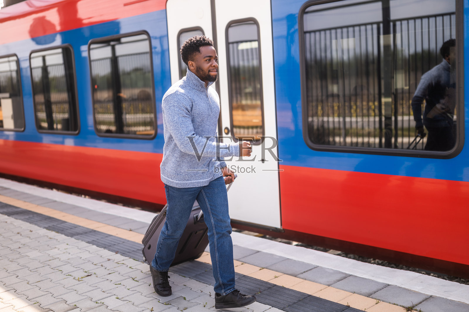一个人跑向一列离开的火车照片摄影图片