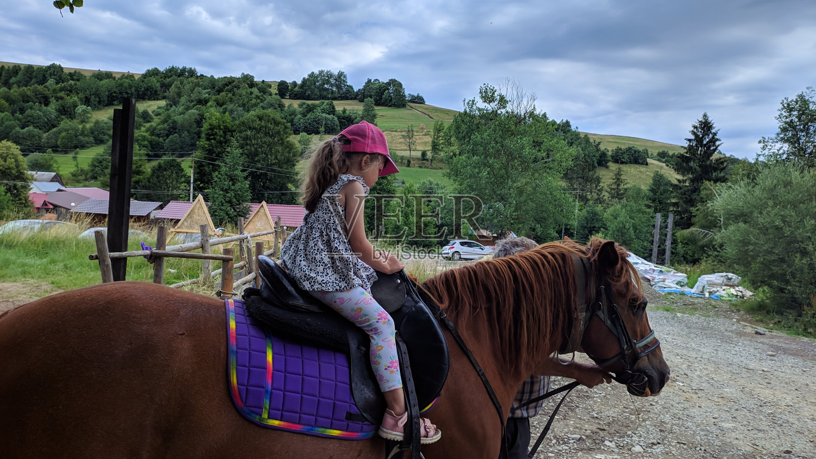 一个5岁的小女孩骑着马。照片。照片摄影图片