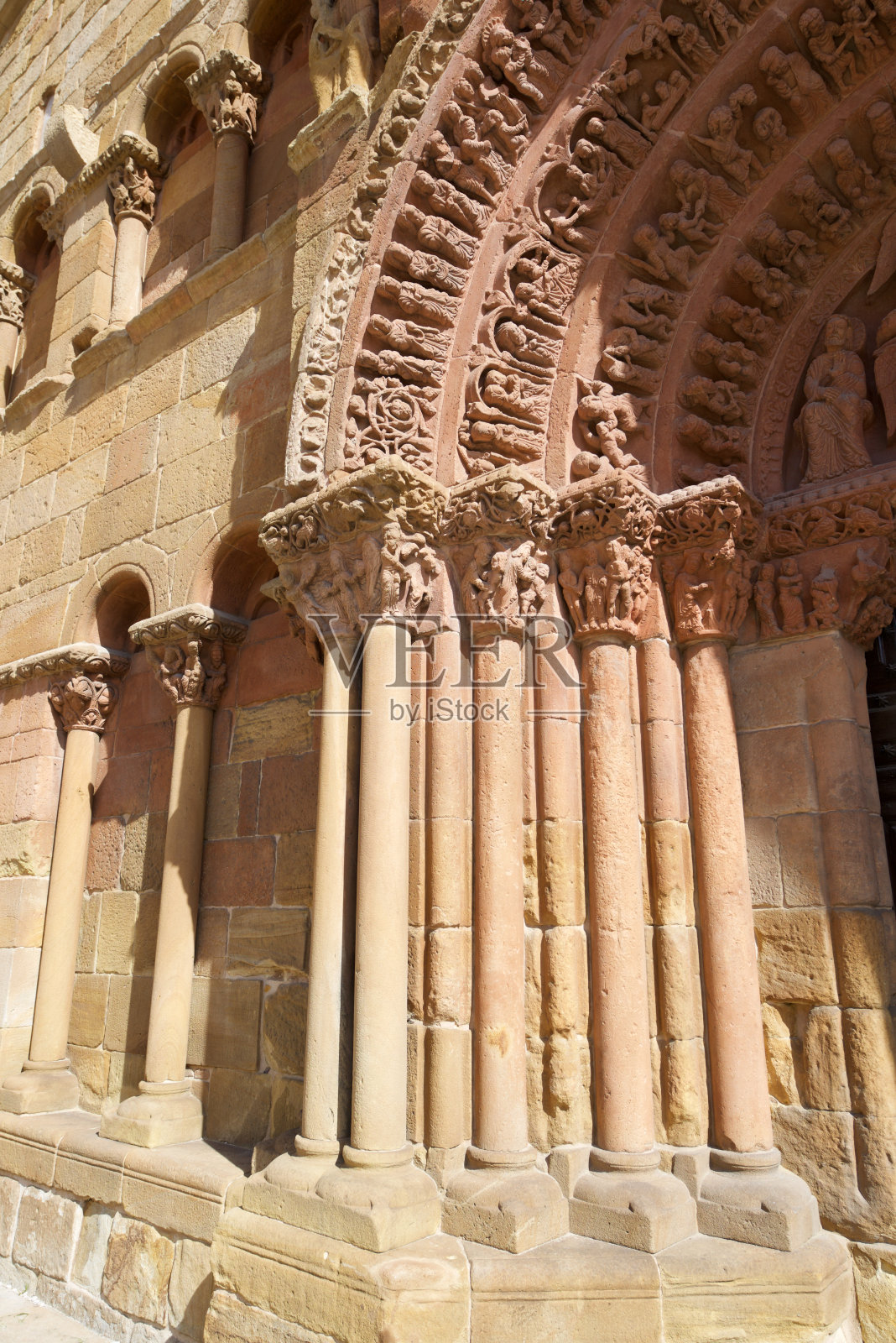 索里亚圣多明各罗马式教堂的正面照片摄影图片