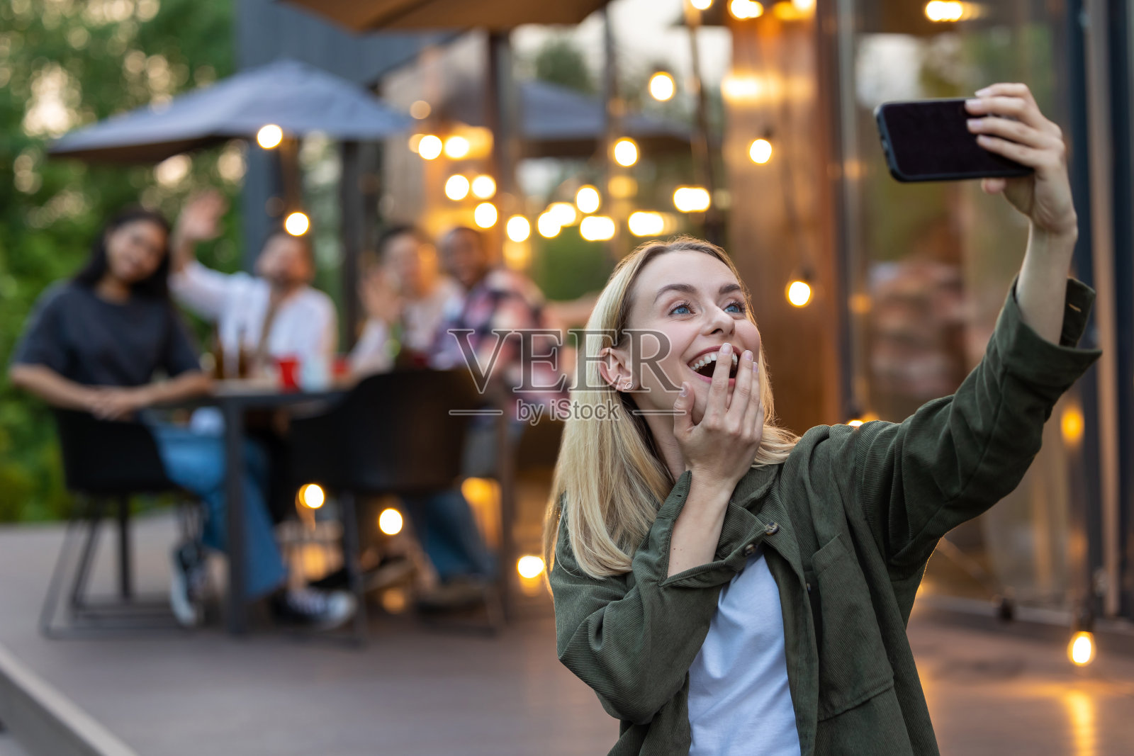 一名女子和一群朋友在野餐时自拍照片摄影图片