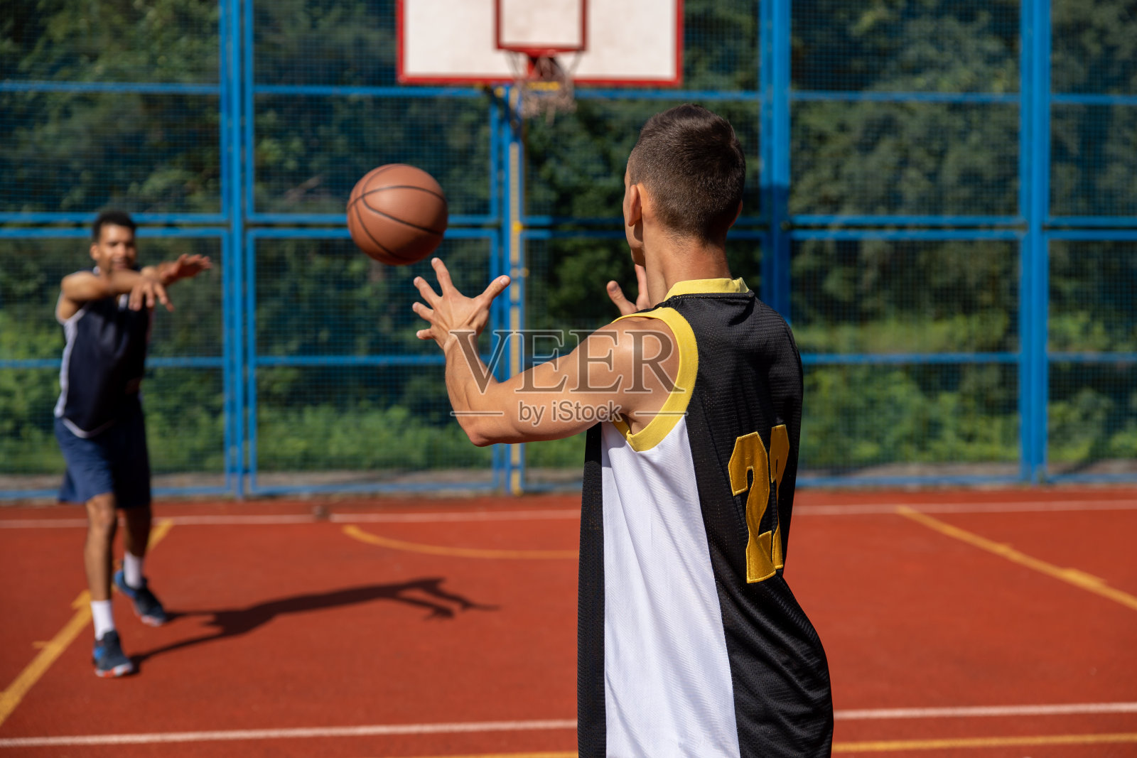 打篮球的朋友，非裔美国人和白人球员照片摄影图片