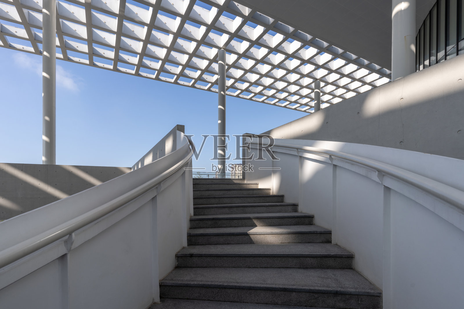 现代和极简主义建筑中楼梯的形状照片摄影图片