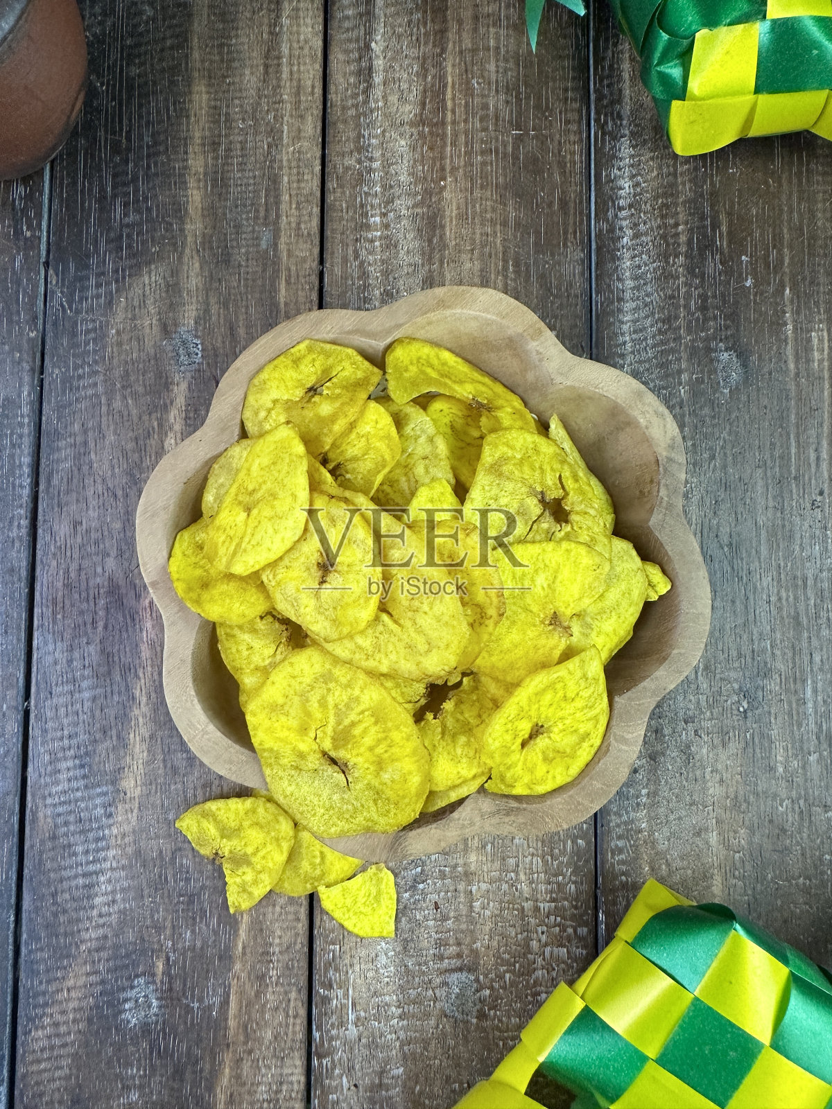 Keripik或kerepek pisang或香蕉片是一种来自印度尼西亚的传统干小吃照片摄影图片