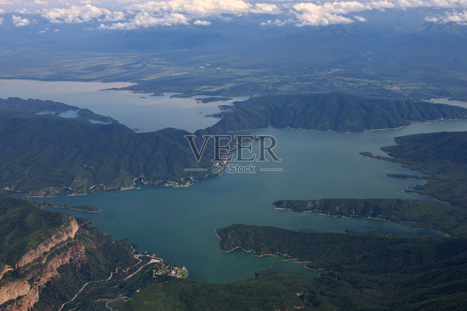 萨尔塔省鸟瞰图和湖泊照片摄影图片